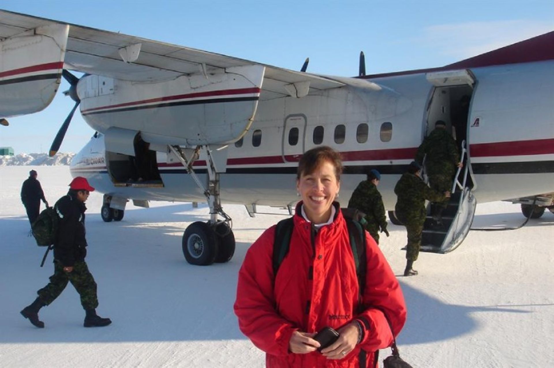 هواپیما و نظامیان در فرودگاه آلرت کانادا