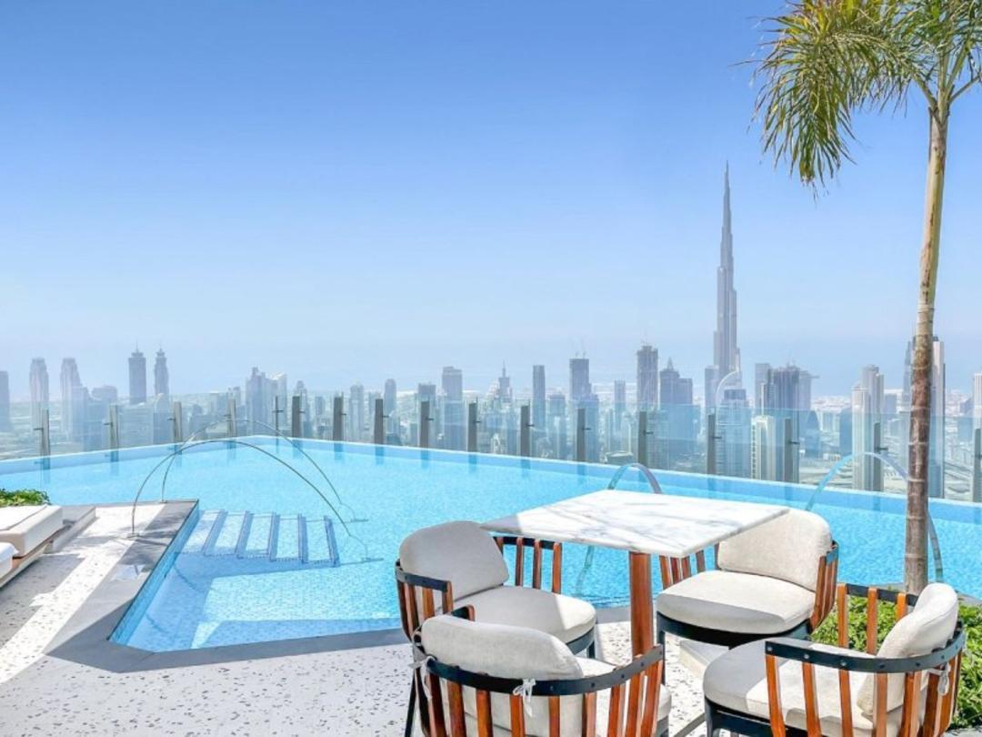 چشم انداز استخر روف تاپ هتل اس‌ ال‌ اس دبی 