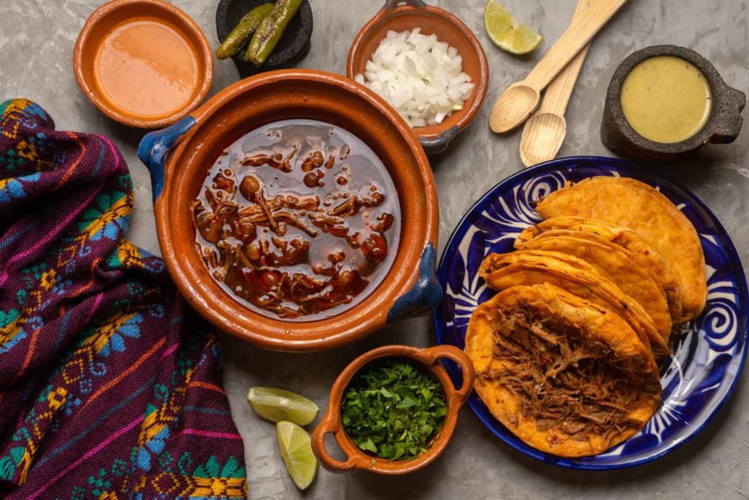 بریا غذای مکزیکی با سس