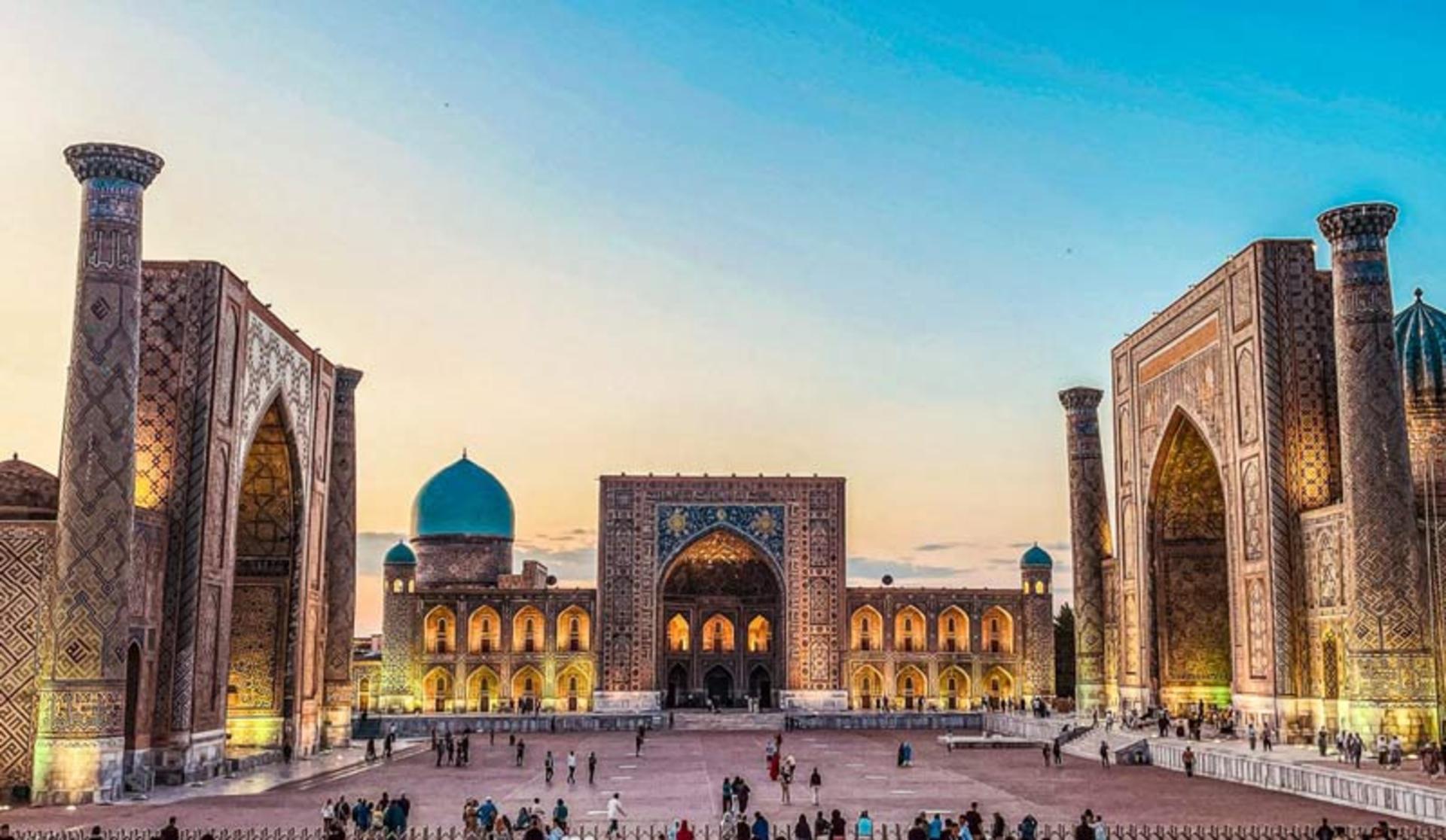 نمایی پانوراما و باشکوه از میدان ریگستان در سمرقند هنگام غروب