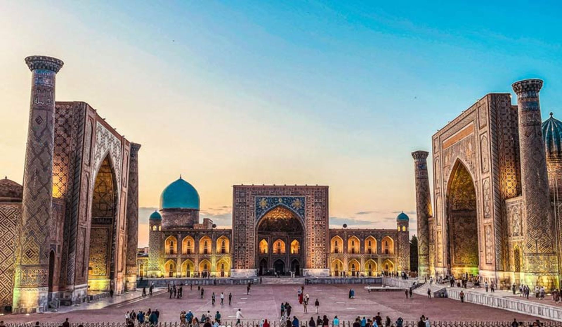 نمایی پانوراما و باشکوه از میدان ریگستان در سمرقند هنگام غروب