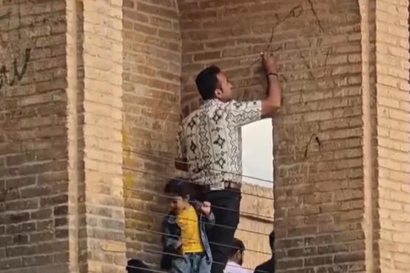 یادگاری نوشتن روی سی و سه پل اصفهان