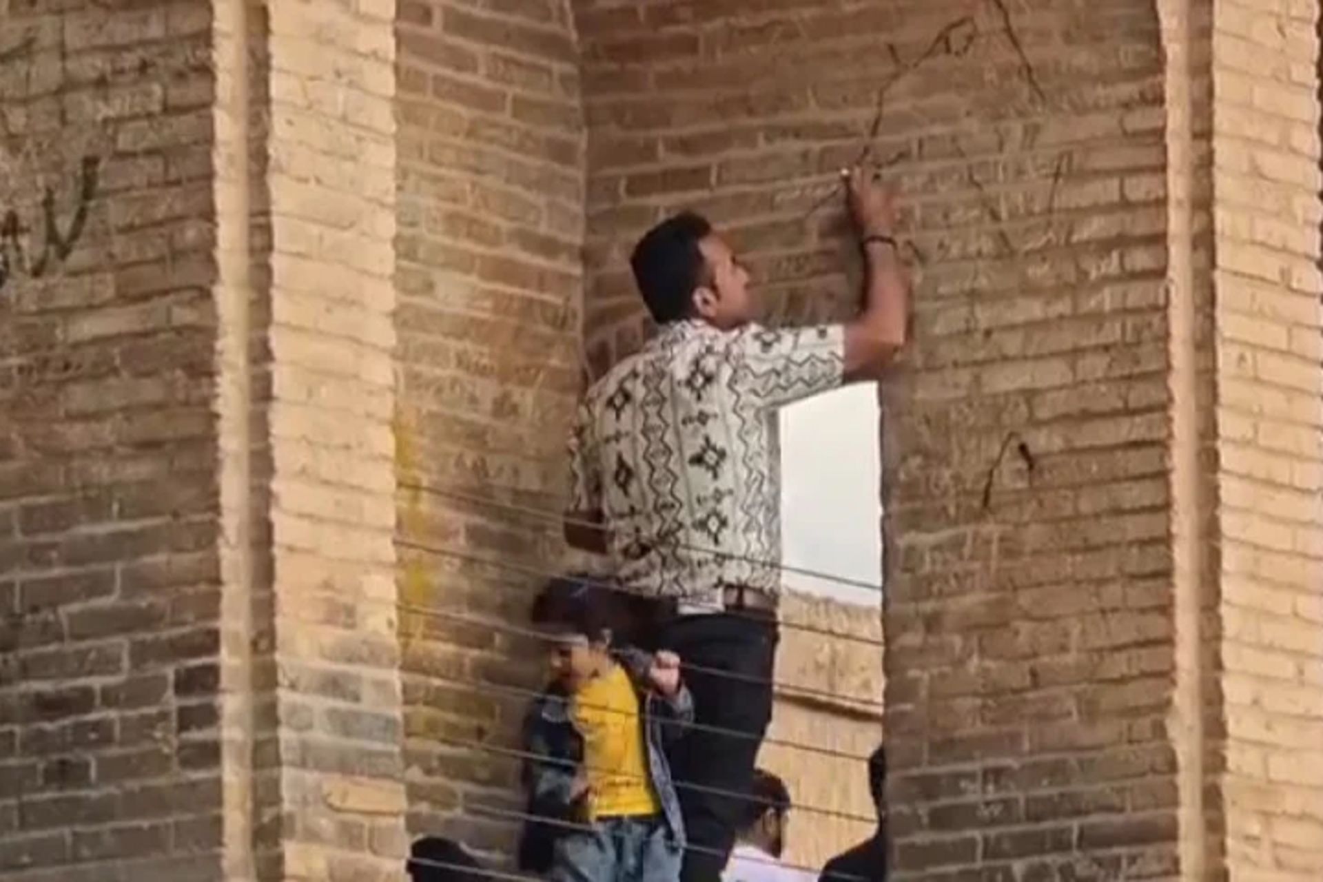 یادگاری نوشتن روی سی و سه پل اصفهان