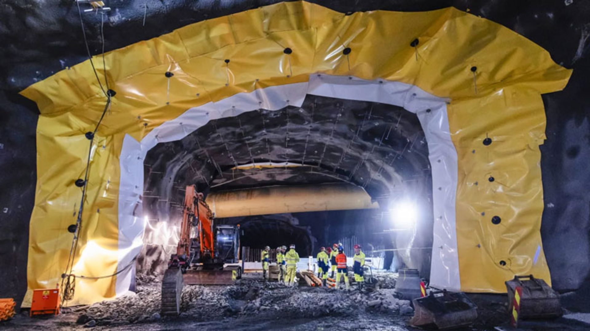 نصب لایه‌های عایق ضدآب زردرنگ در دیواره‌های تونل روگ‌فاست