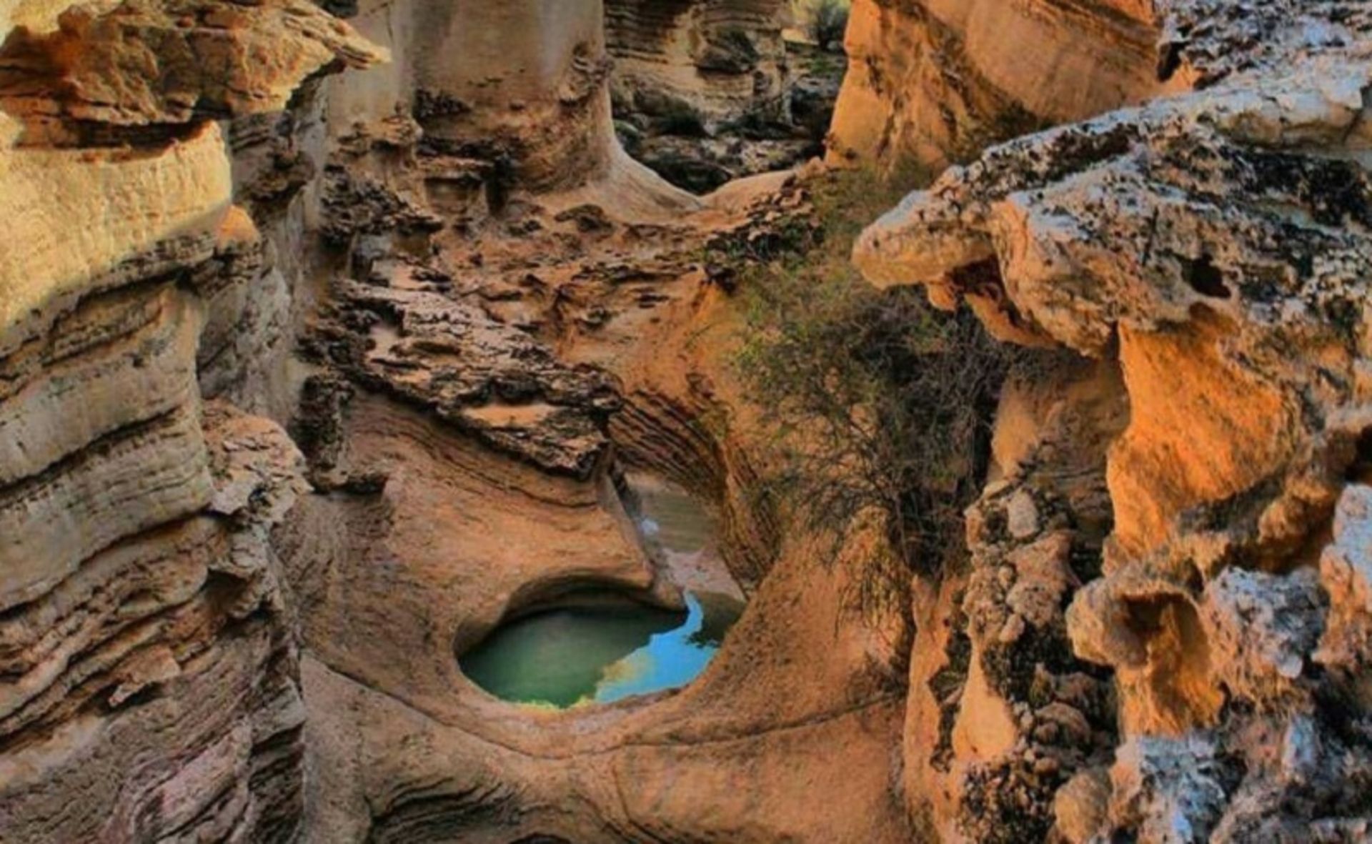 حوضچه ای با دیوارهای صخره ای در تنگه چاهکوه