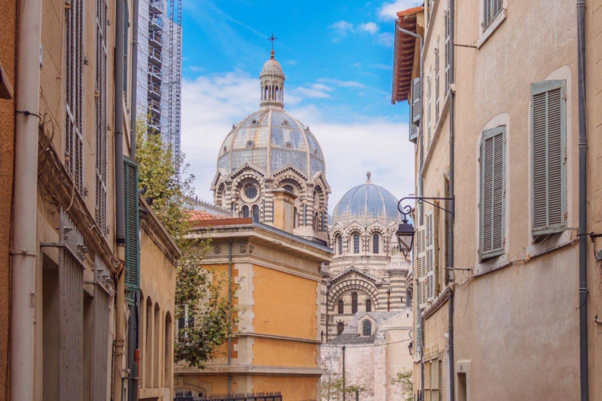 کلیسای جامع مارسی (La Major) از میان یک کوچه قدیمی