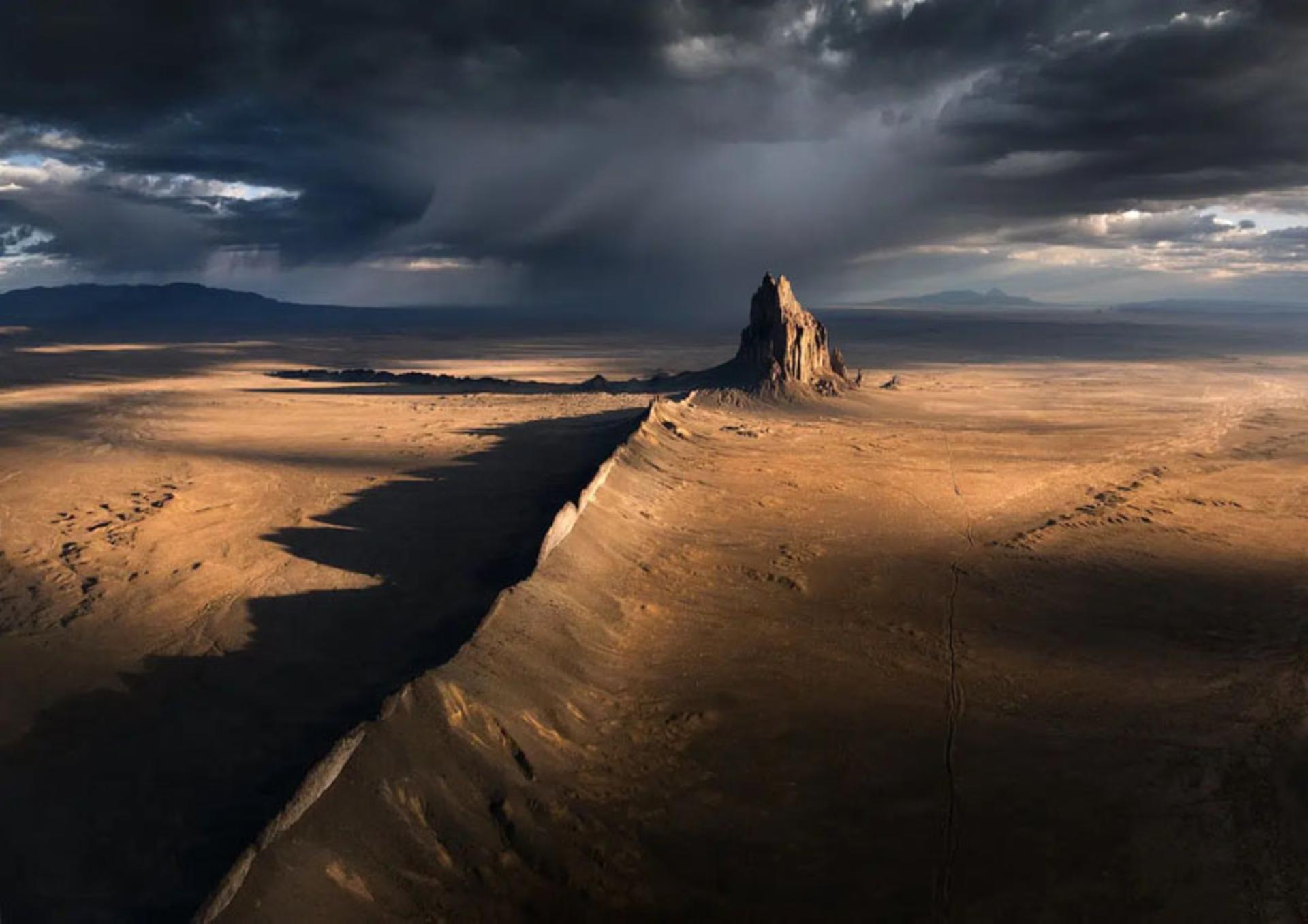 منظره بیابانی زیر آسمان طوفانی