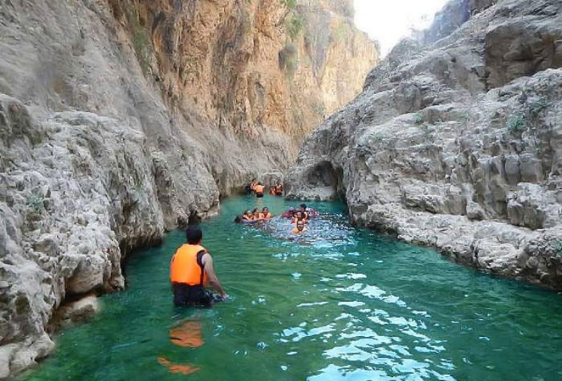 شنا کردن گردشگران در تنگه بلبرم