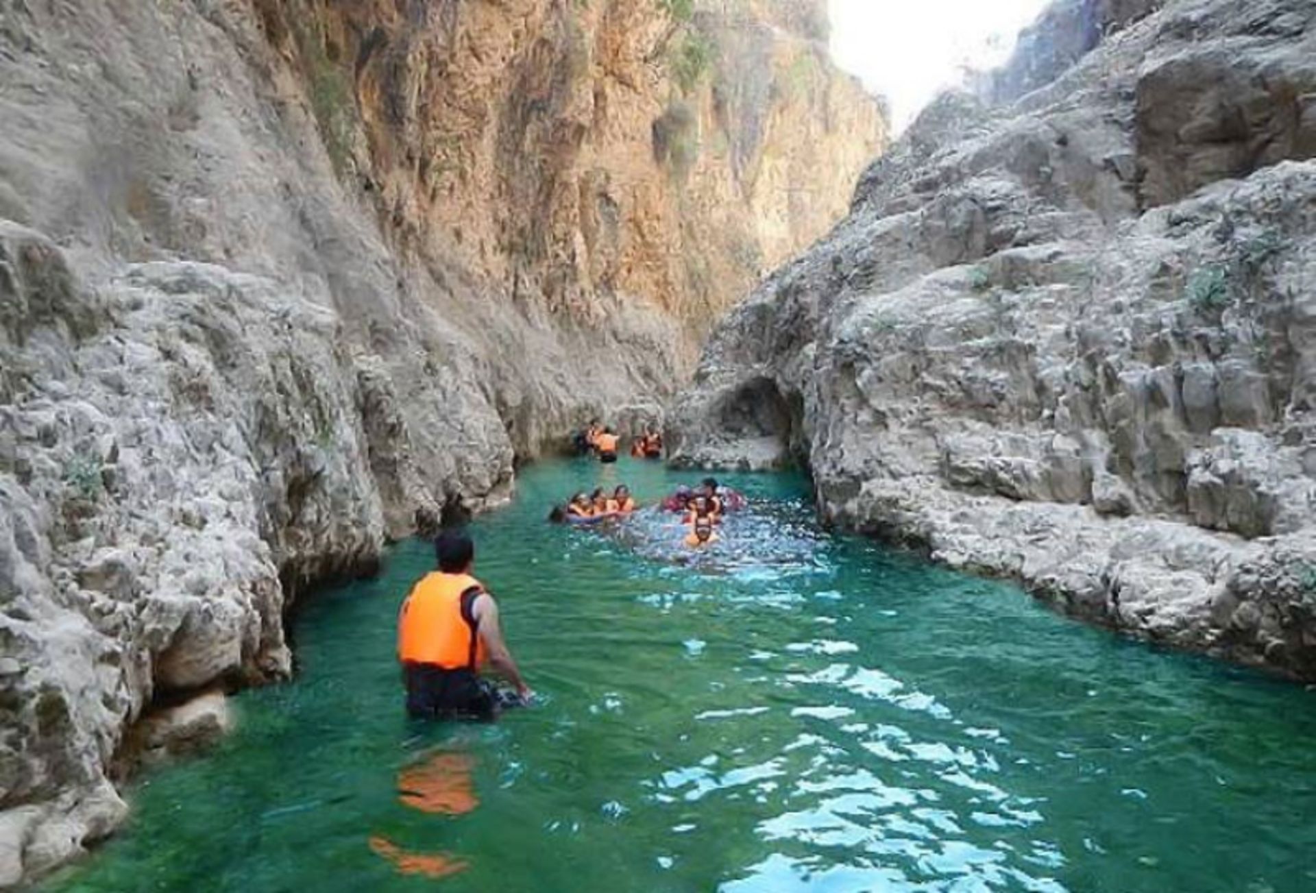 شنا کردن گردشگران در تنگه بلبرم