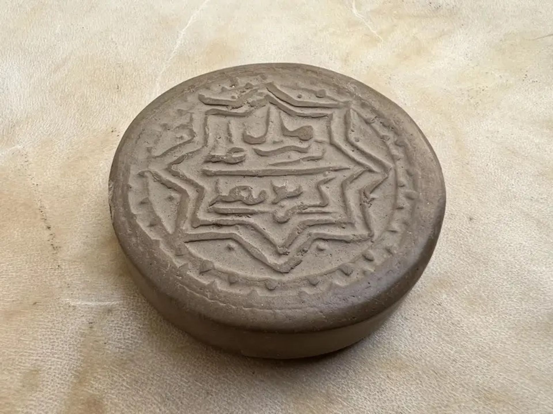 مهر گرد تربت با ذکر یا علی