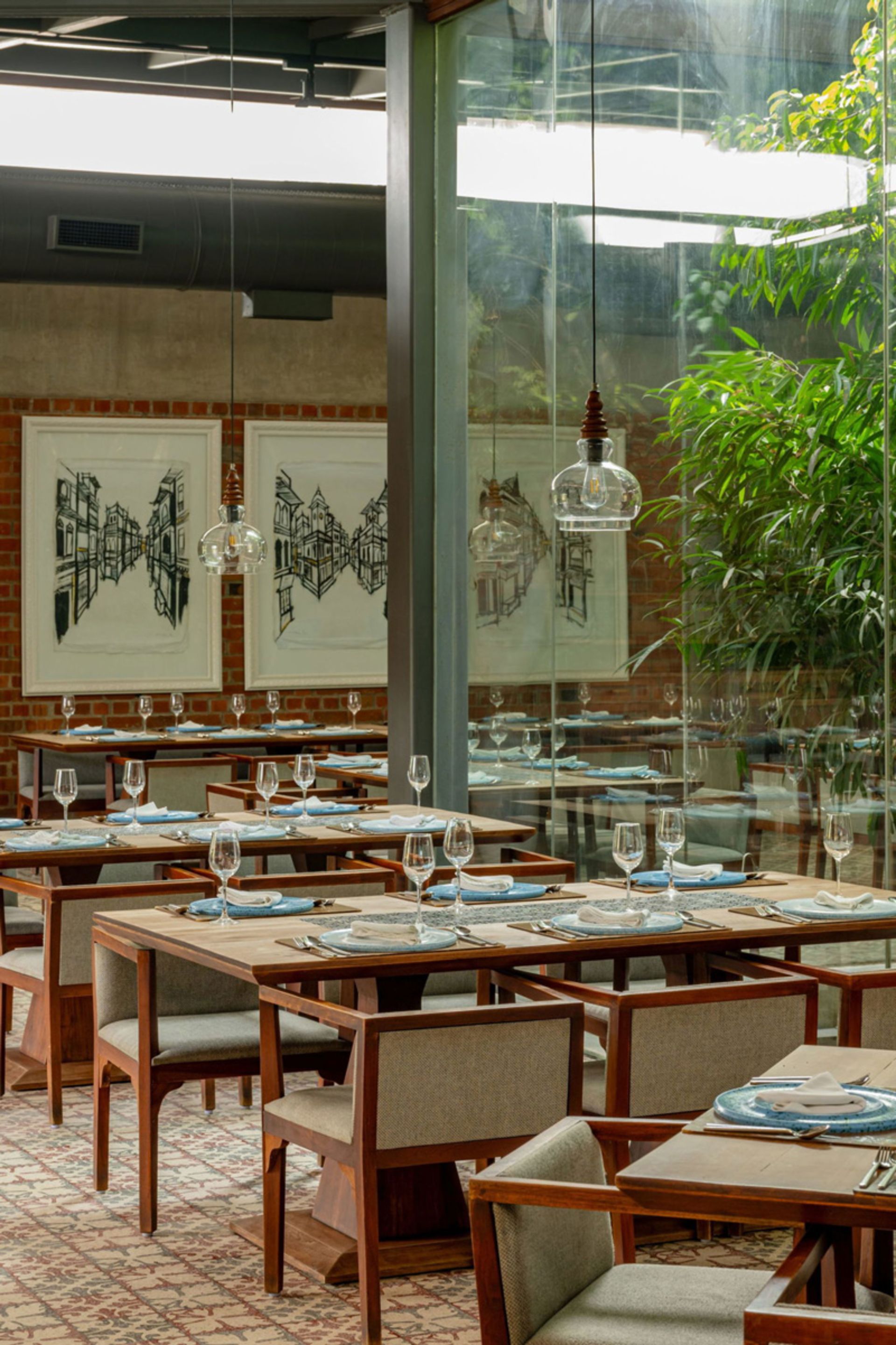 میز و صندلی های رستوران زیر درخت چریش