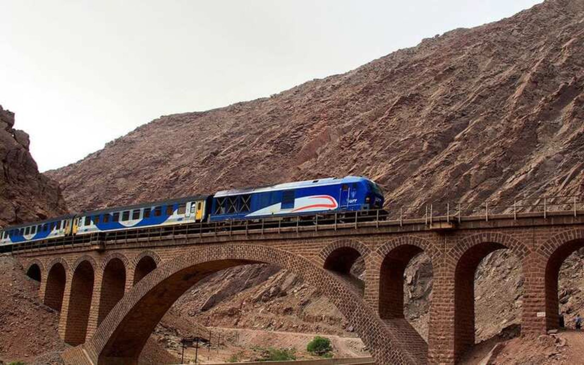 قطار مسافربری روی پل آجری