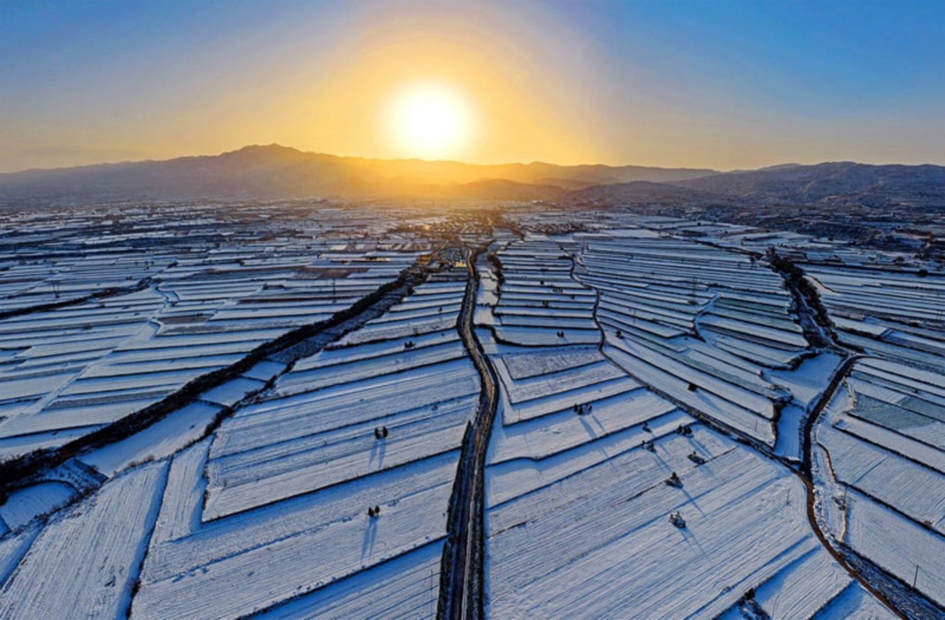نمای هوایی از زمین‌های کشاورزی پلکانی سفیدپوش در استان شانشی چین