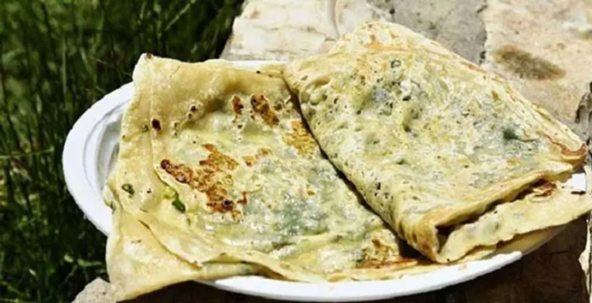 نان کلانه مهاباد در بشقاب سفید