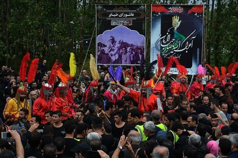 مردان قرمز پوش در مراسم تعزیه عاشورای ضیابر