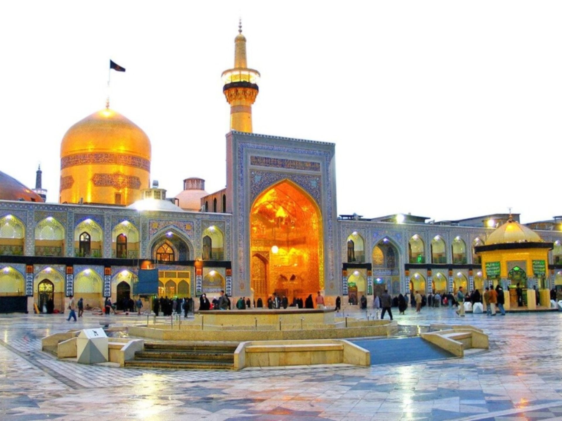 حضور زائران در حرم امام رضا (ع)