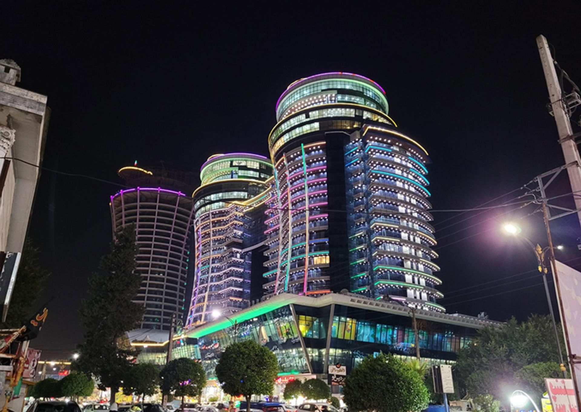 نورپردازی برج های تجاری الماس متل قو در شب