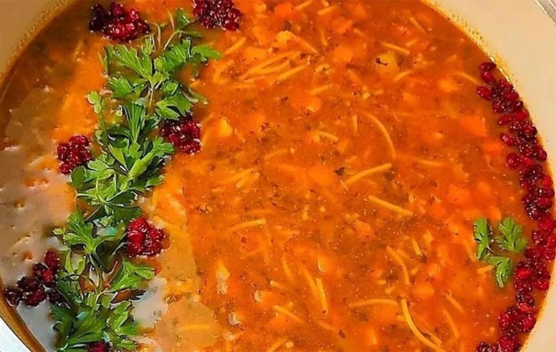 سوپ ورمیشل با تزیین جعفری و زرشک