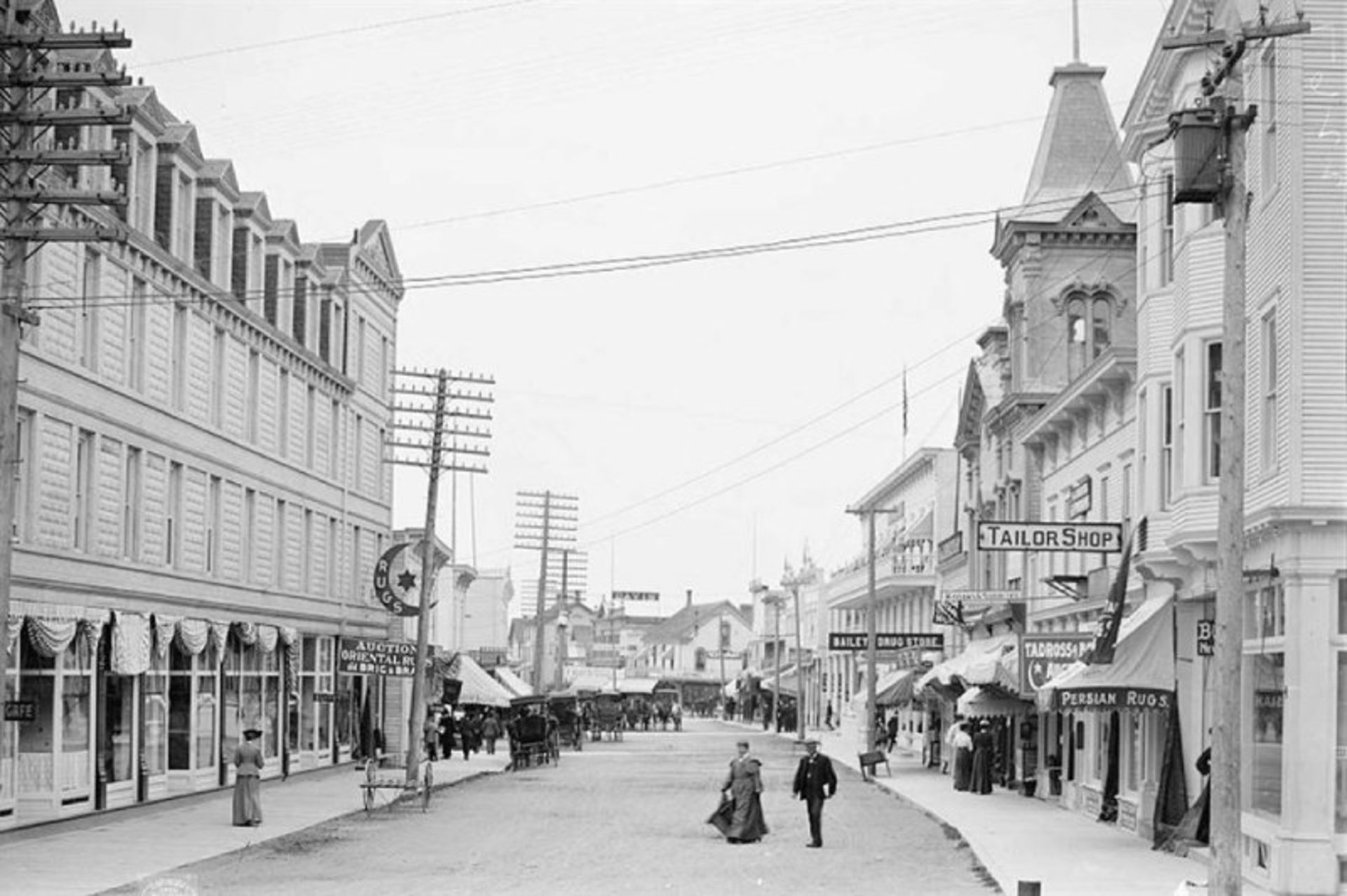 تصویر قدیمی از مردم و ساختمان ها در خیابان اصلی جزیره مکیناک 