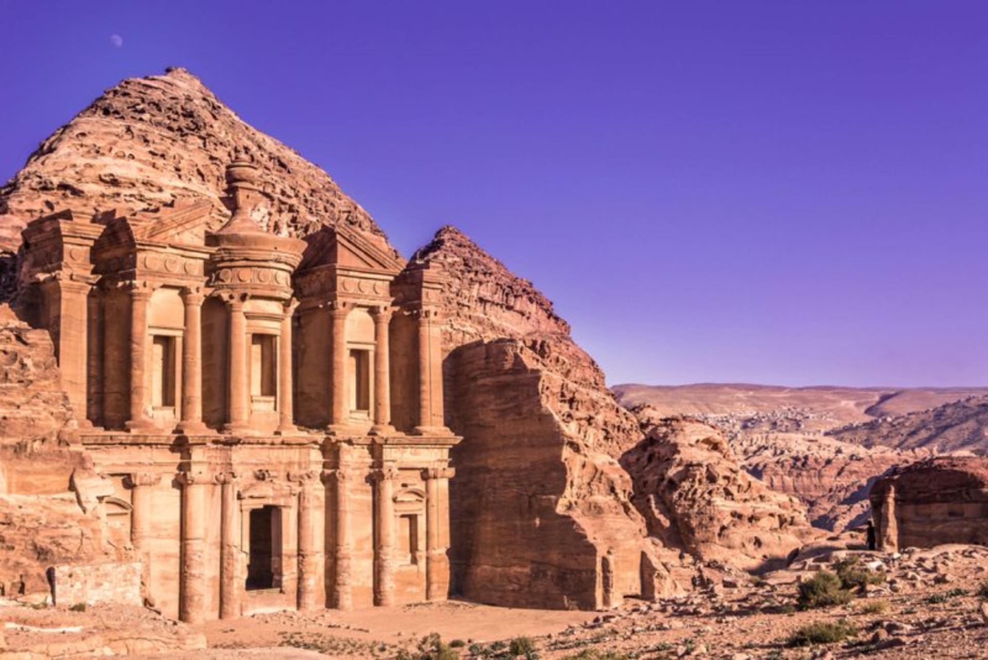 آثار باستانی شهر پترا در روز آفتابی