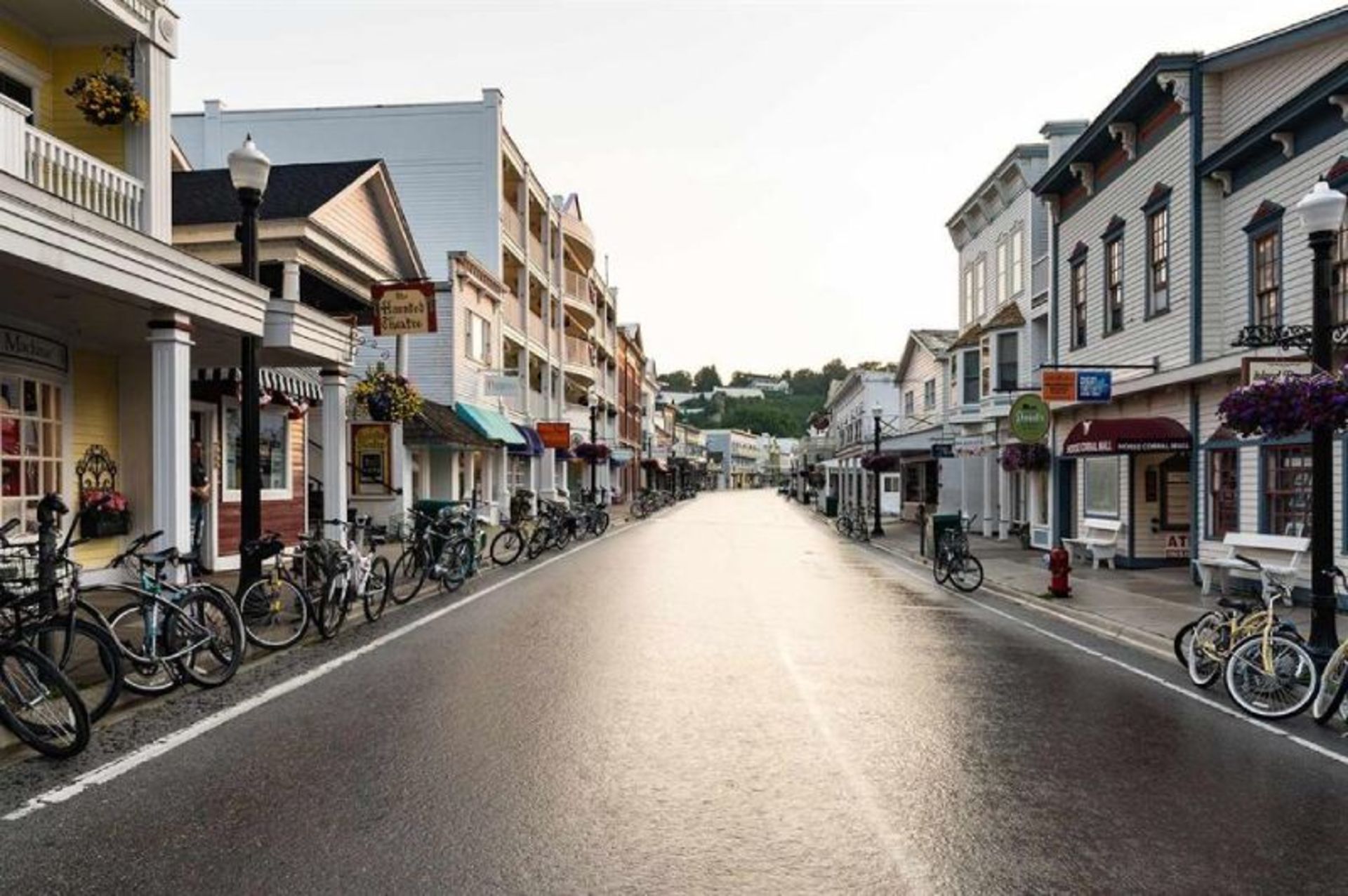 ساختمان ها در خیابان اصلی جزیره مکیناک 