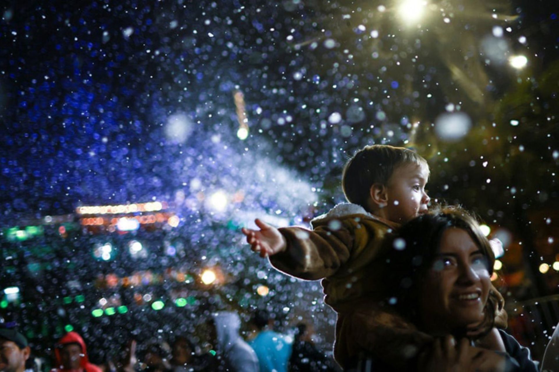 شادی مردم زیر حباب‌های صابون (برف مصنوعی) در مکزیکو سیتی