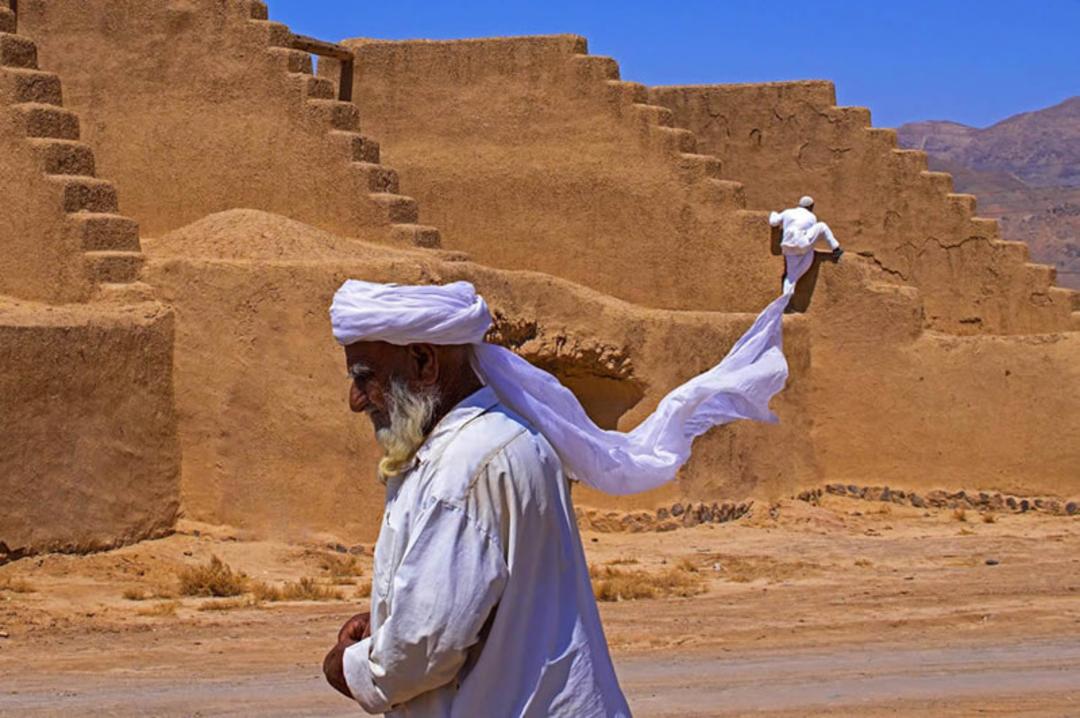 مرد خراسانی با دستار و لباس سفید