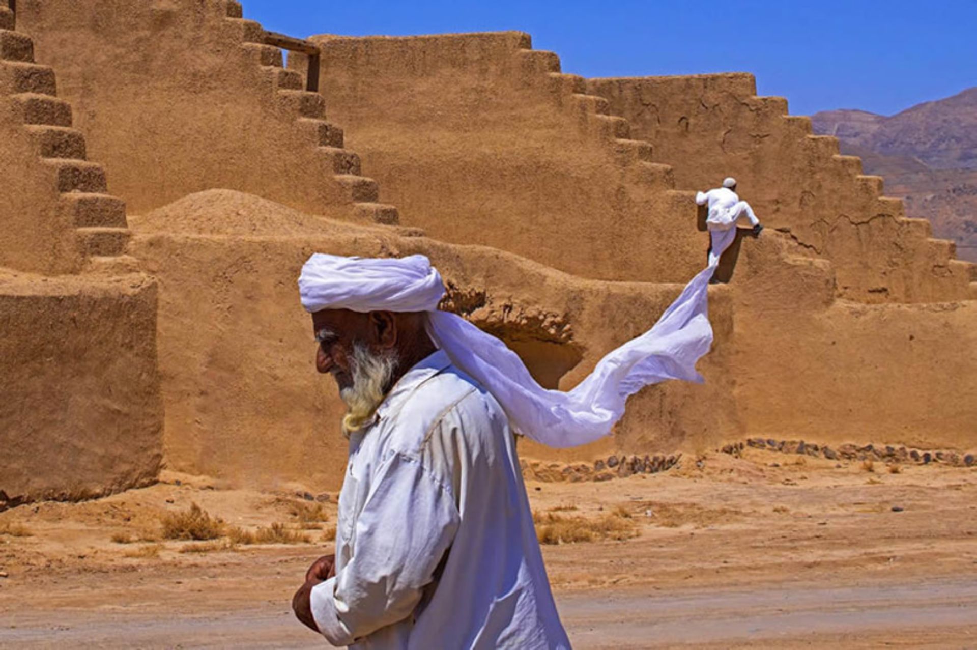 مرد خراسانی با دستار و لباس سفید