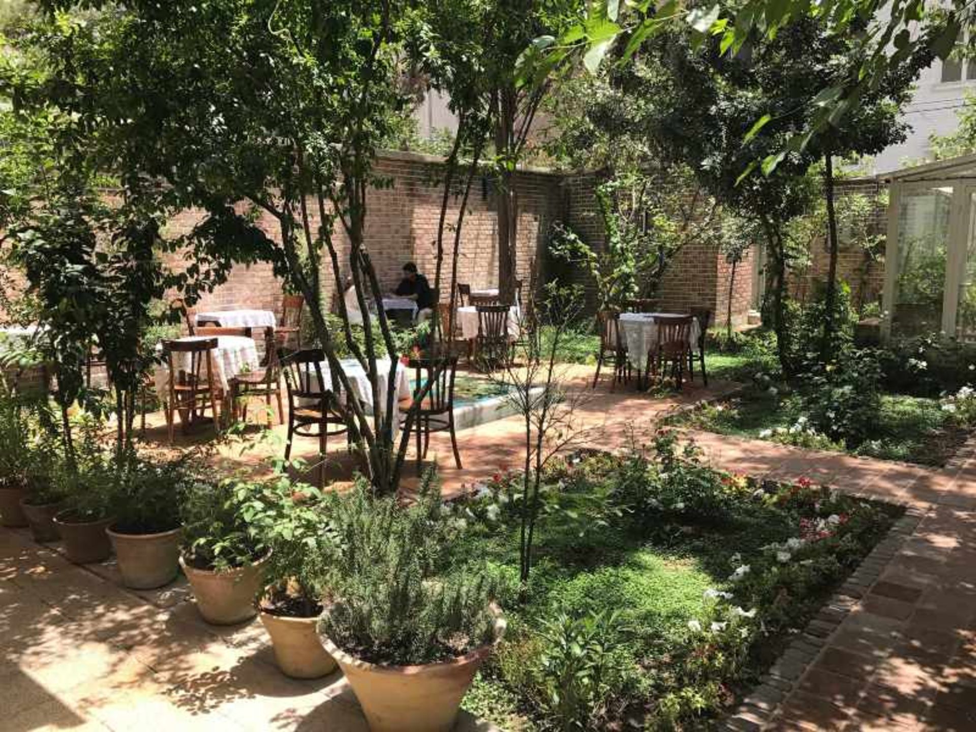 حیاط کافه تهرون کندوان