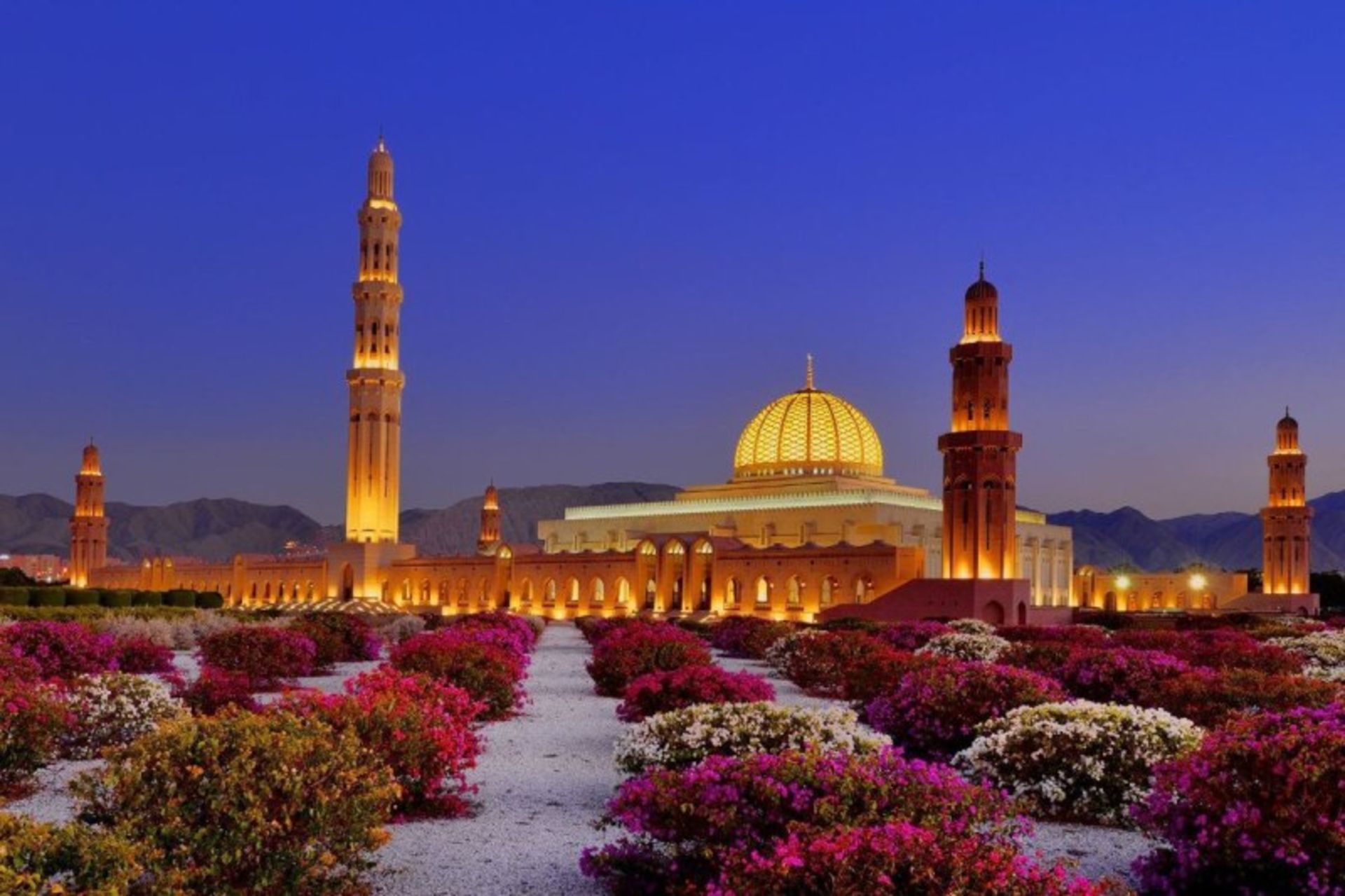 مسجد سلطان قابوس عمان در شب