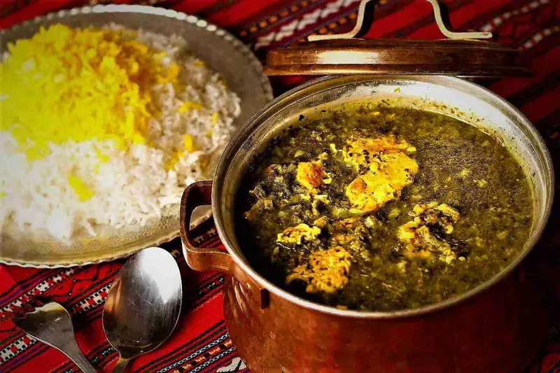 دیگ ترش تره گیلانی کنار برنج