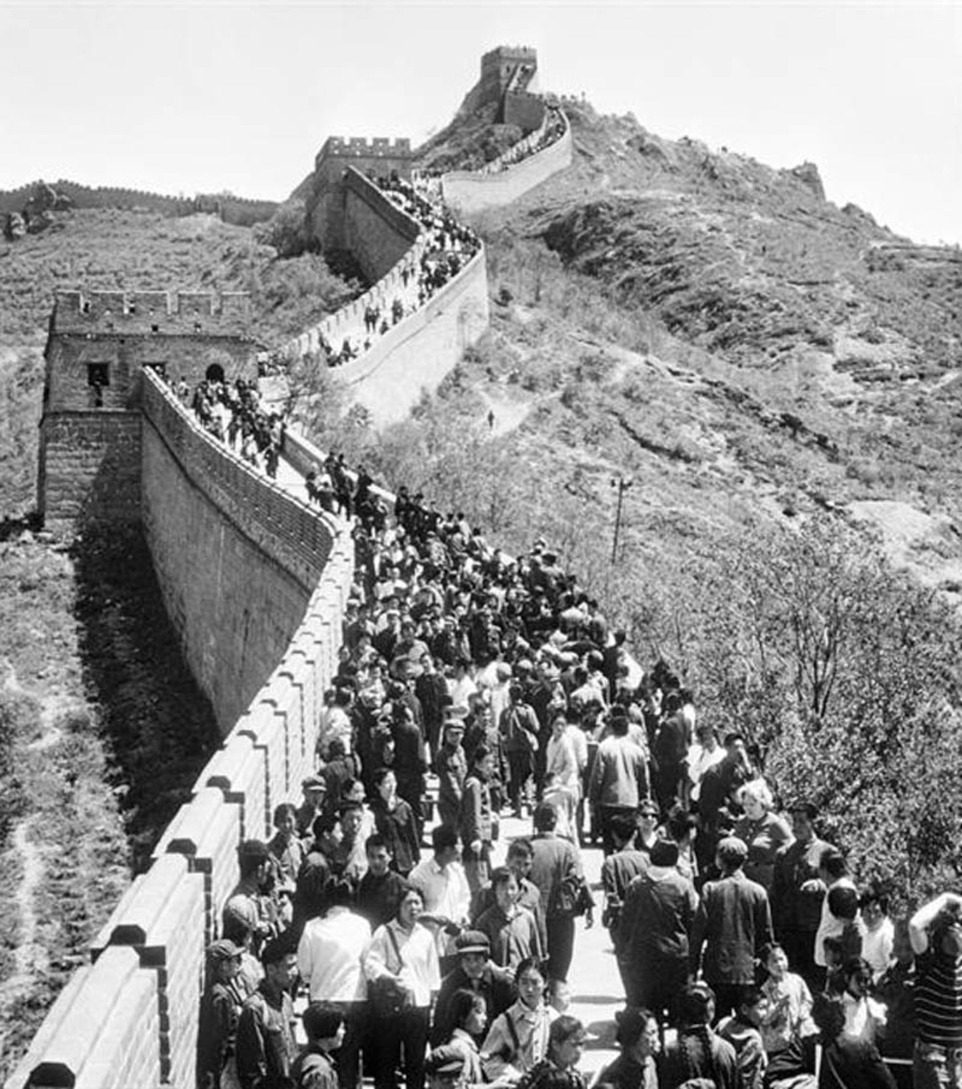 عکس تاریخی و شلوغ از سیل جمعیت گردشگران در حال پیاده‌روی روی پله‌های مارپیچ دیوار بزرگ چین