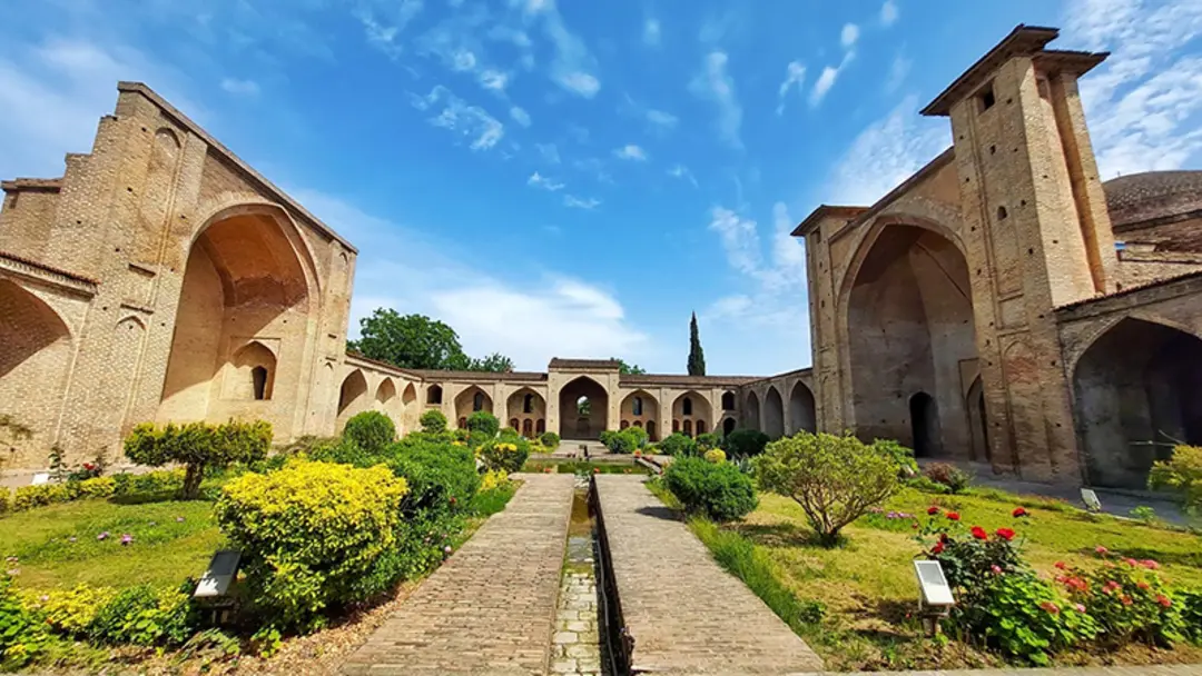 محوطه سرسبز در مجموعه تاریخی فرح آباد ساری