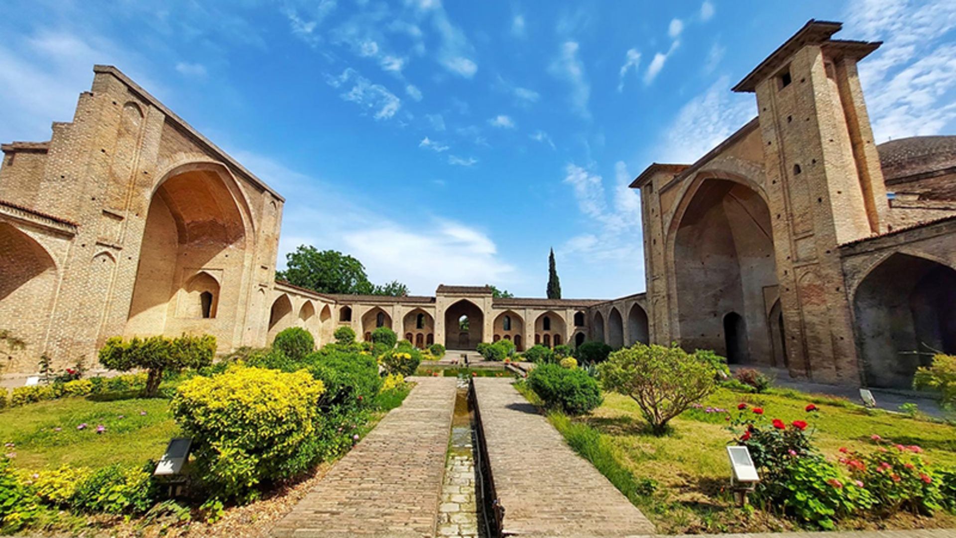 محوطه سرسبز در مجموعه تاریخی فرح آباد ساری