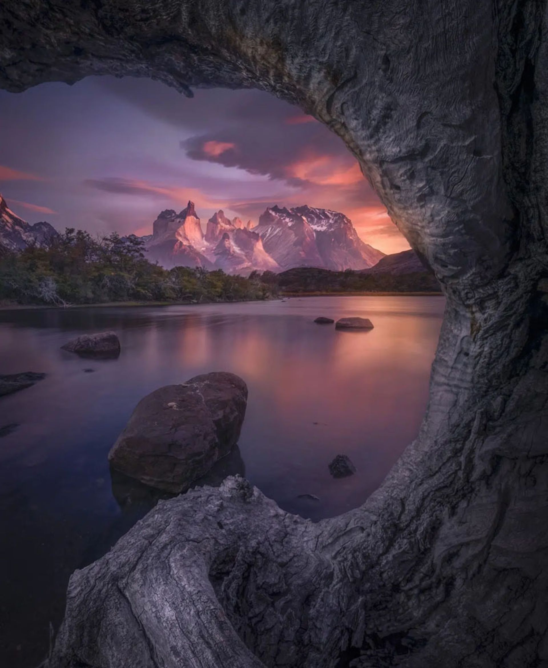 منظره طلوع خورشید در کنار دریاچه