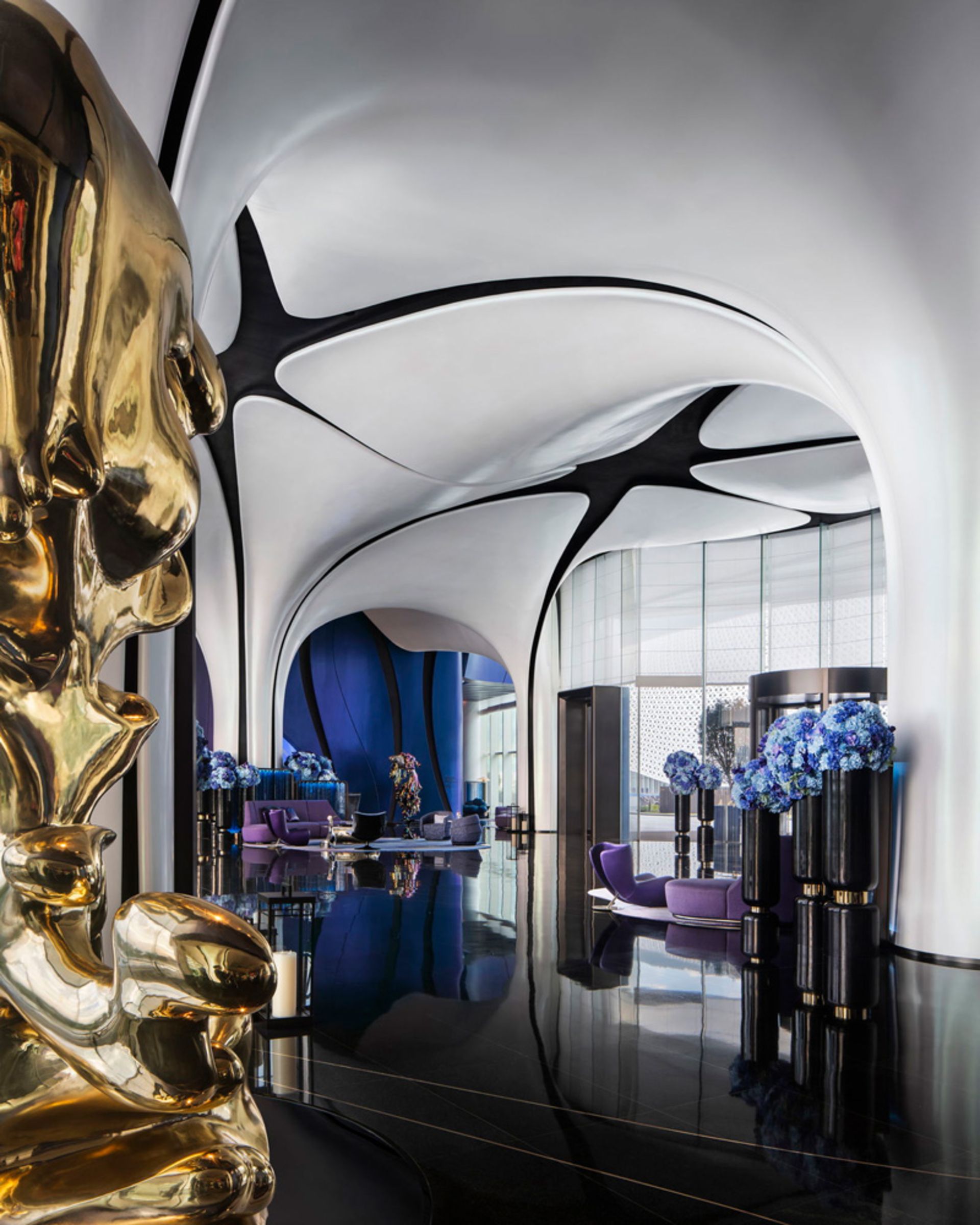 مجسمه هنری در لابی هتل ام‌جی‌ام در شهر شنژن