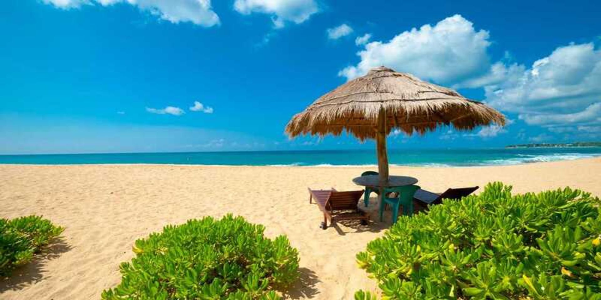 چتر حصیری کنار ساحل سریلانکا در فصل تابستان