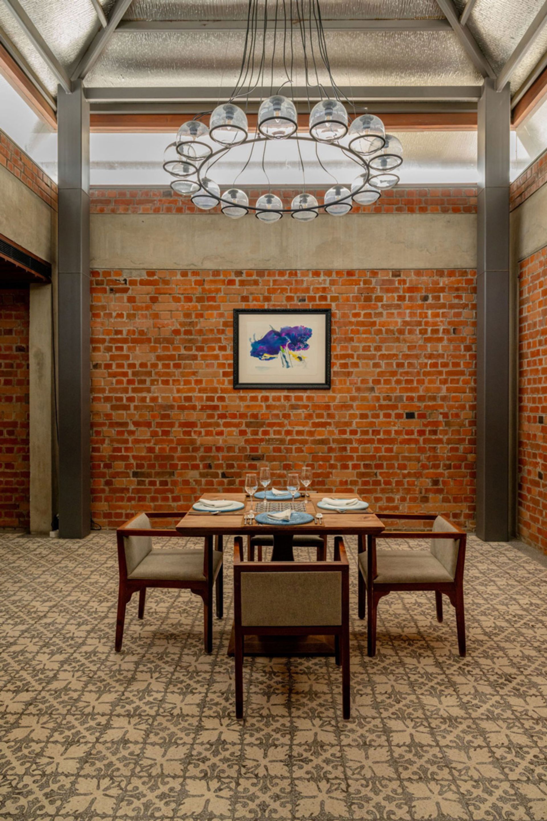 دکوراسیون آجری رستوران زیر درخت چریش