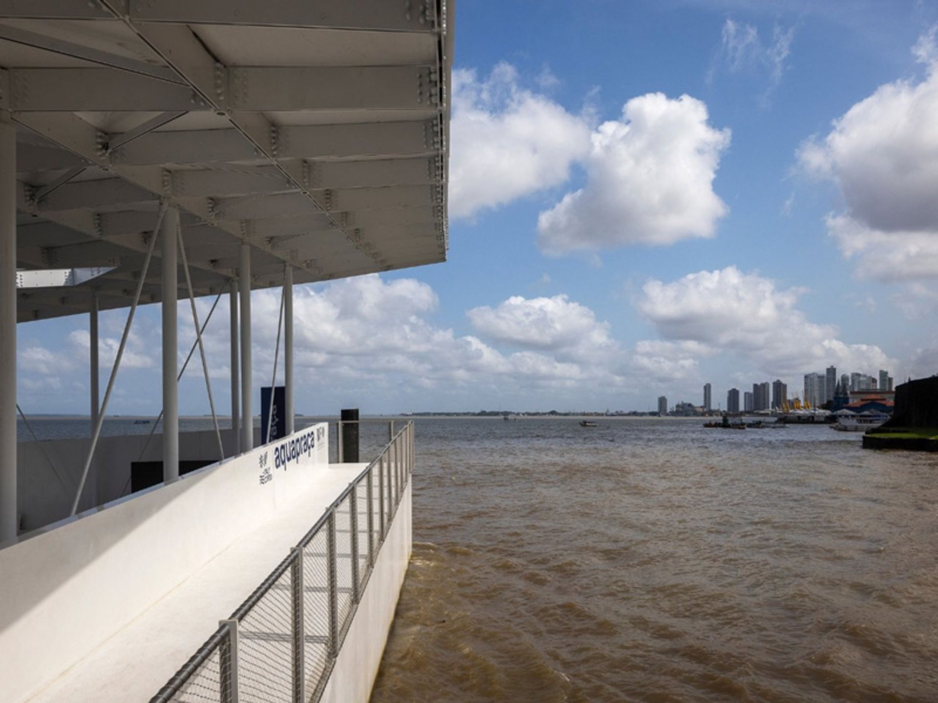 تطبیق میدان شناور آکواپراسا با جزر و مد