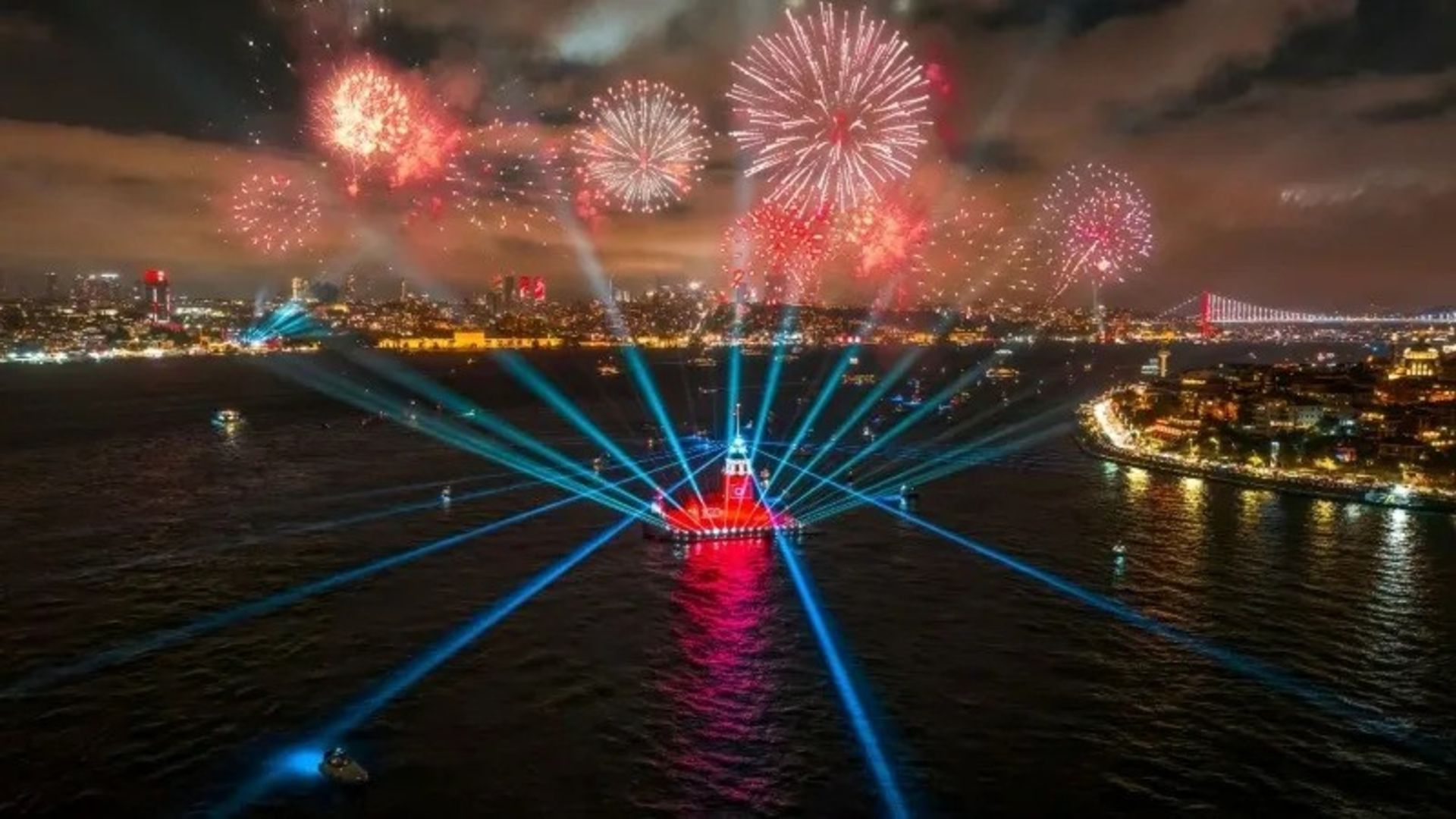 جشن سال نو میان تنگه بسفر استانبول