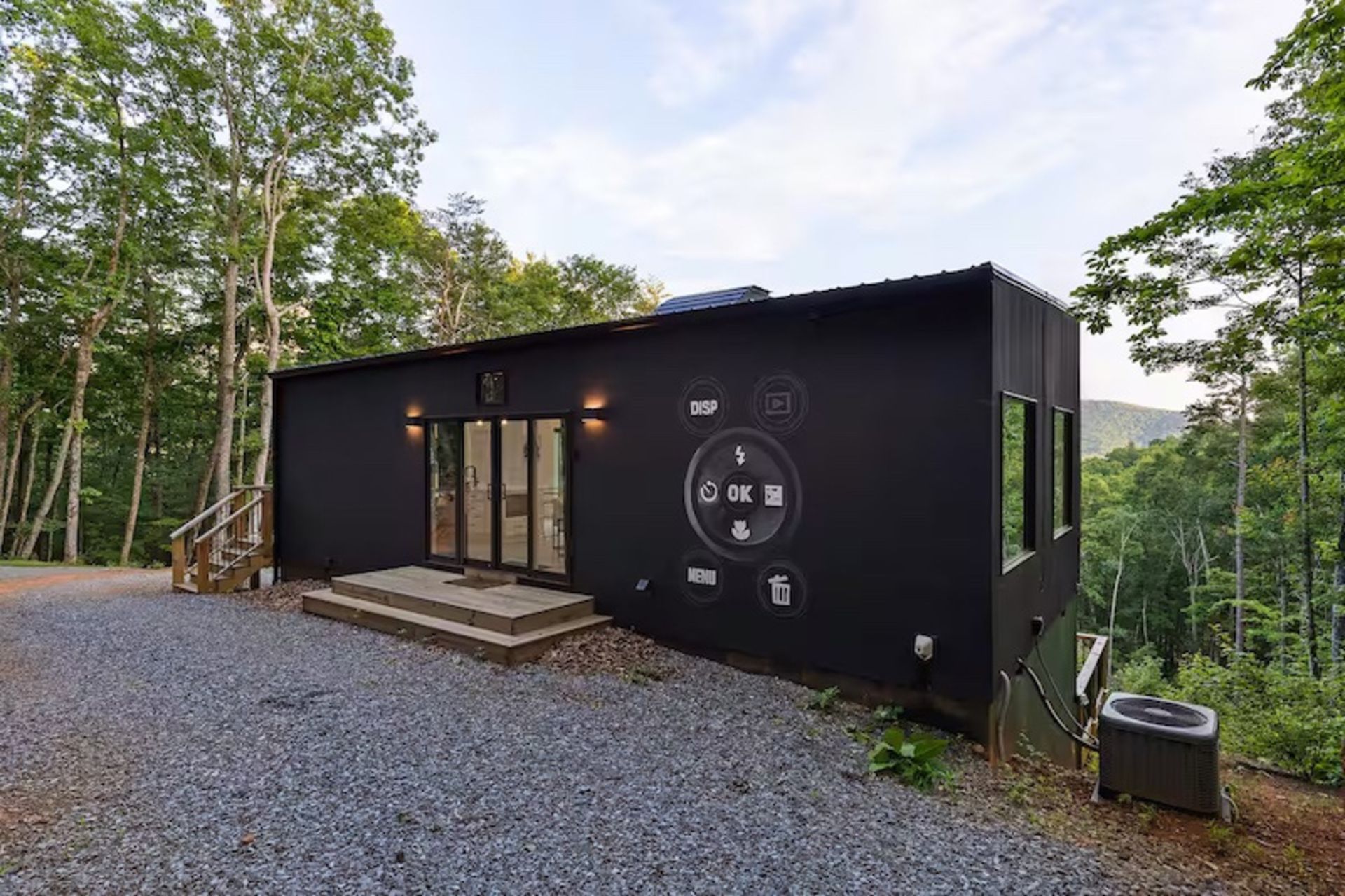 نمای پشتی کلبه دوربینی در جنگل