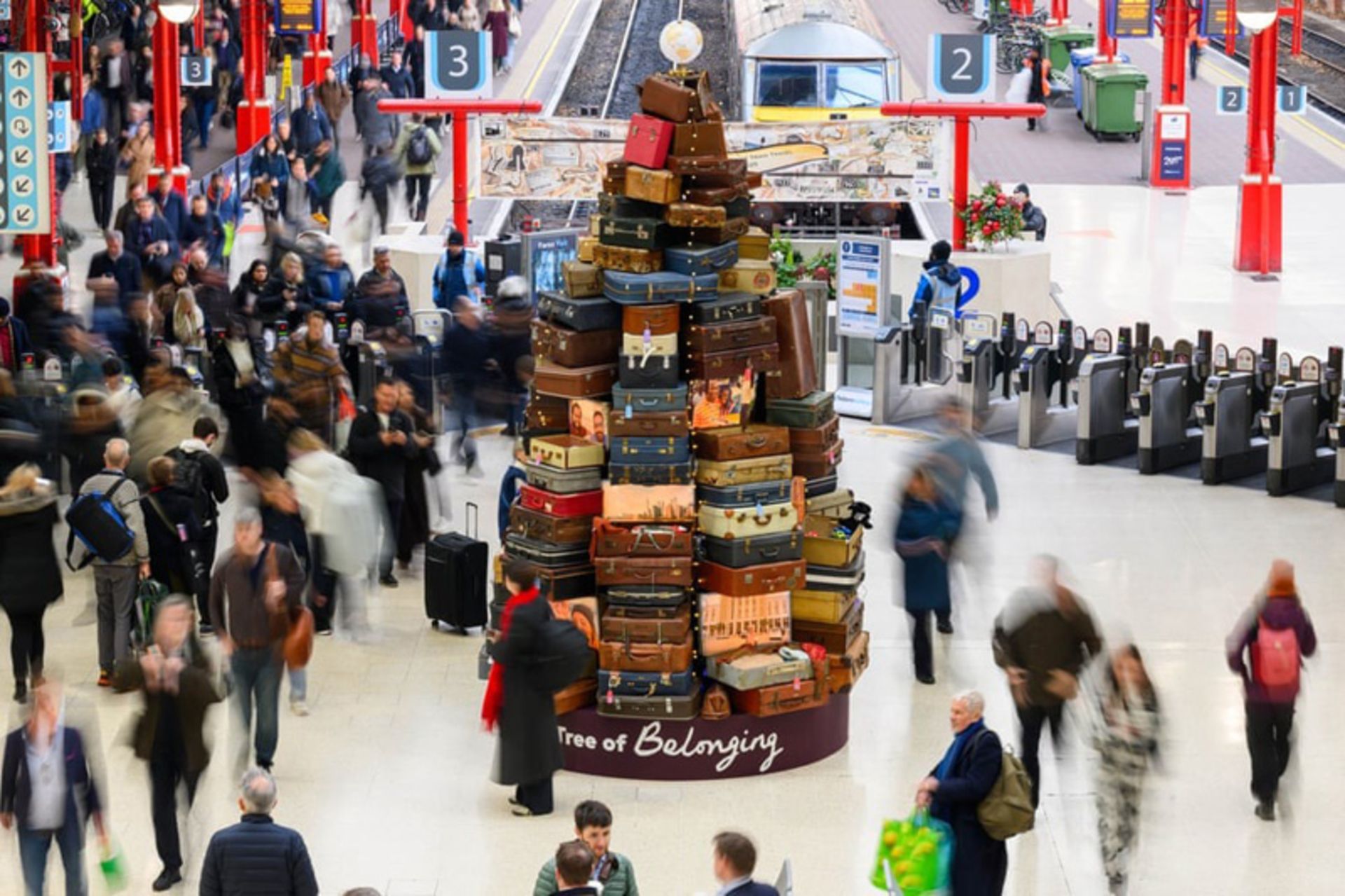 رونمایی از درخت هنری «تعلق» در ایستگاه قطار لندن برای روز جهانی مهاجران