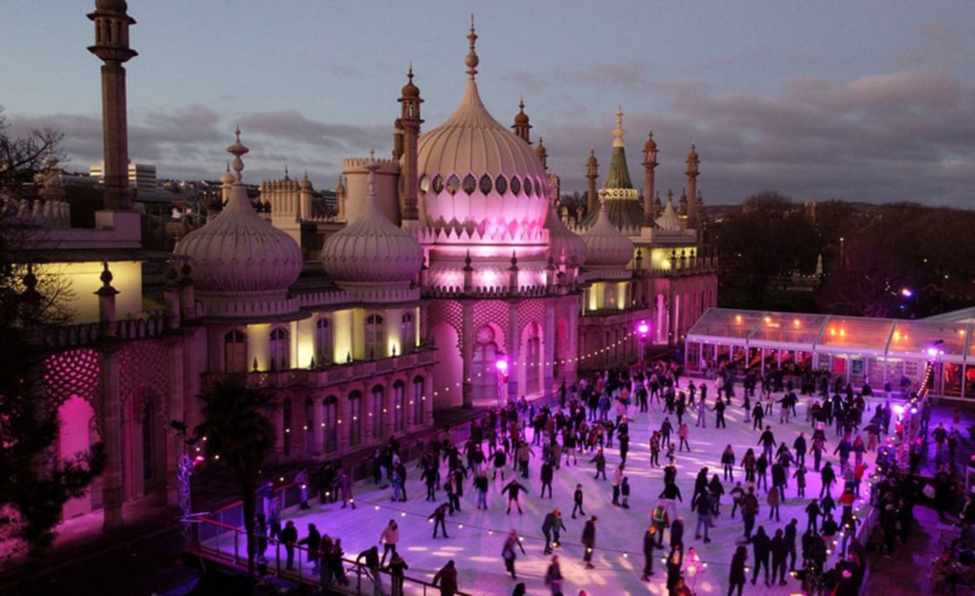 نمای هوایی اسکیت روی یخ در «رویال پاویلیون» برایتون، انگلستان