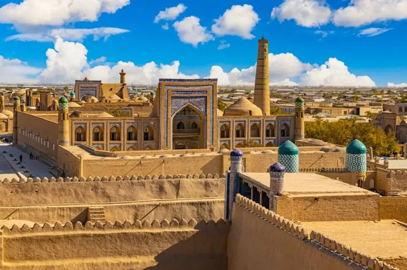 معماری باستانی خیوه ازبکستان با مناره‌ها و دیوارهای خشتی