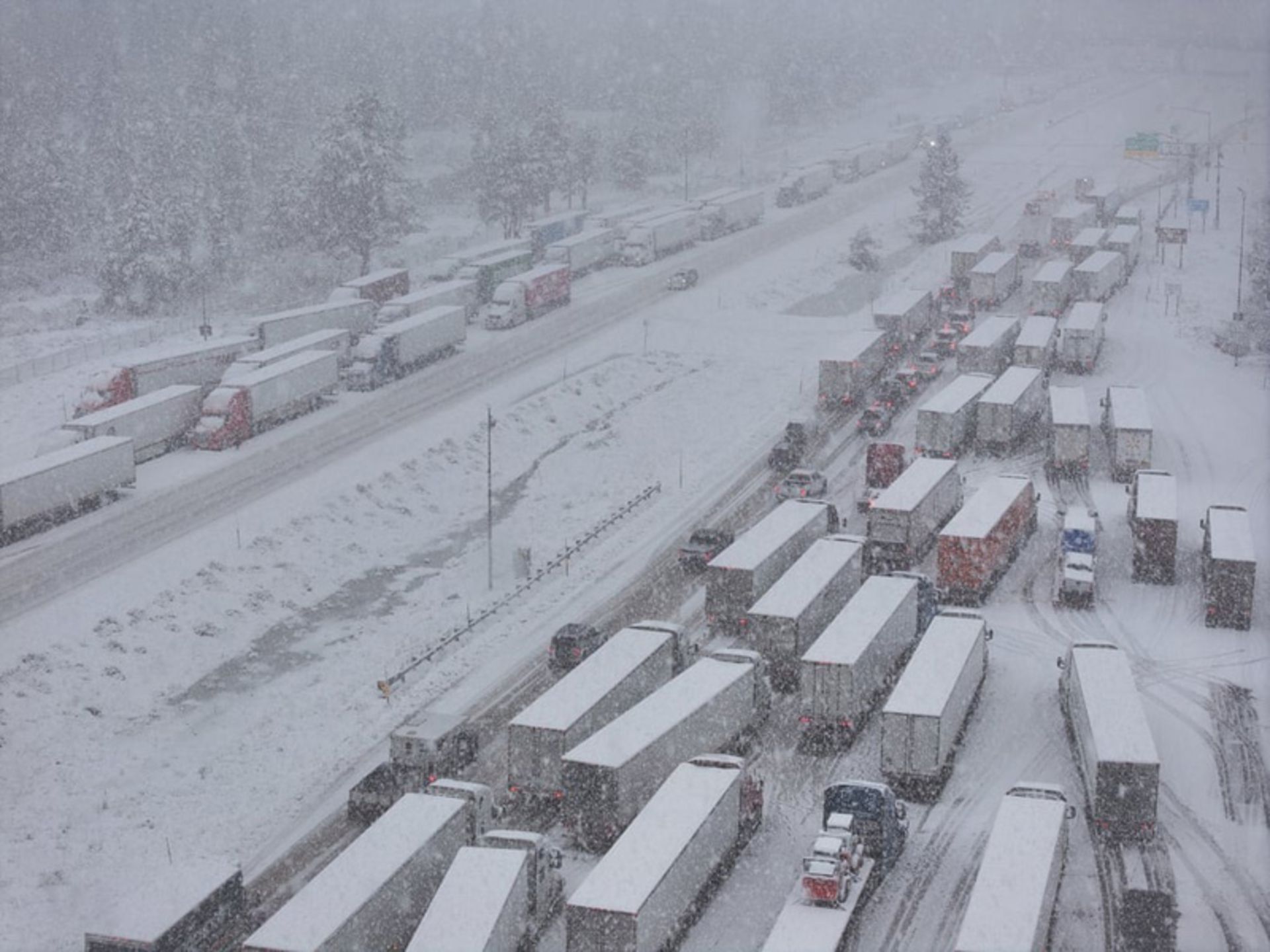 قطار کامیون‌های گرفتار در برف سنگین در کالیفرنیا