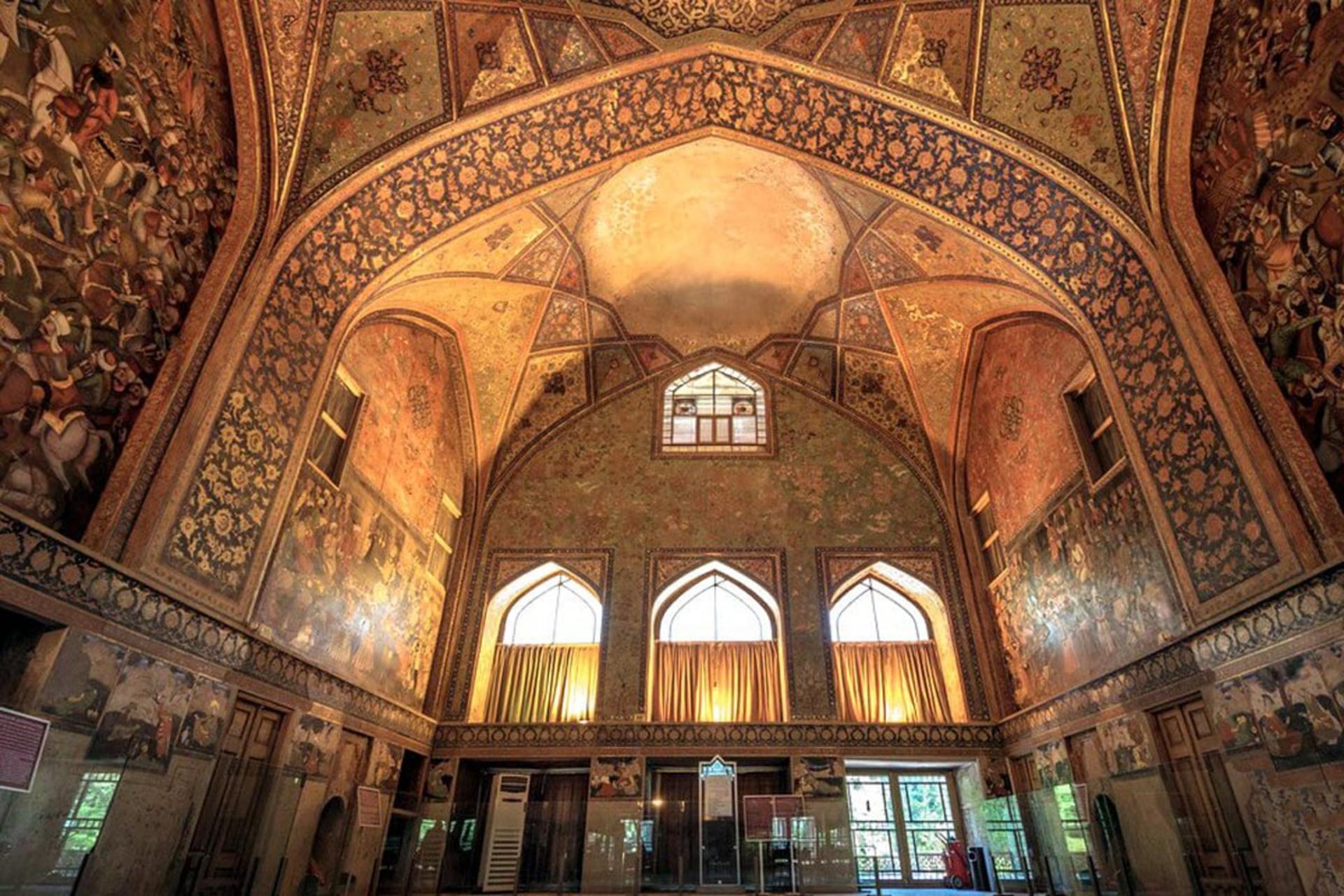 تزیینات سقف ودیوارهای کاخ چهل ستون اصفهان