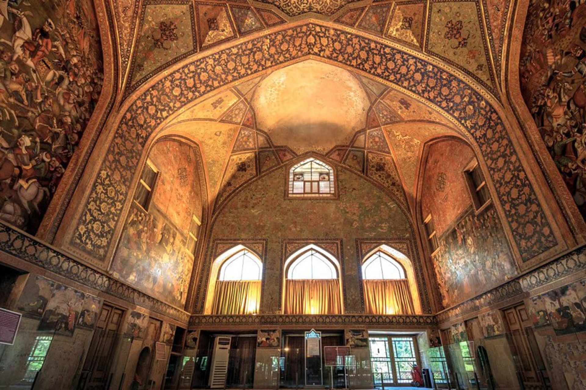 تزیینات سقف ودیوارهای کاخ چهل ستون اصفهان