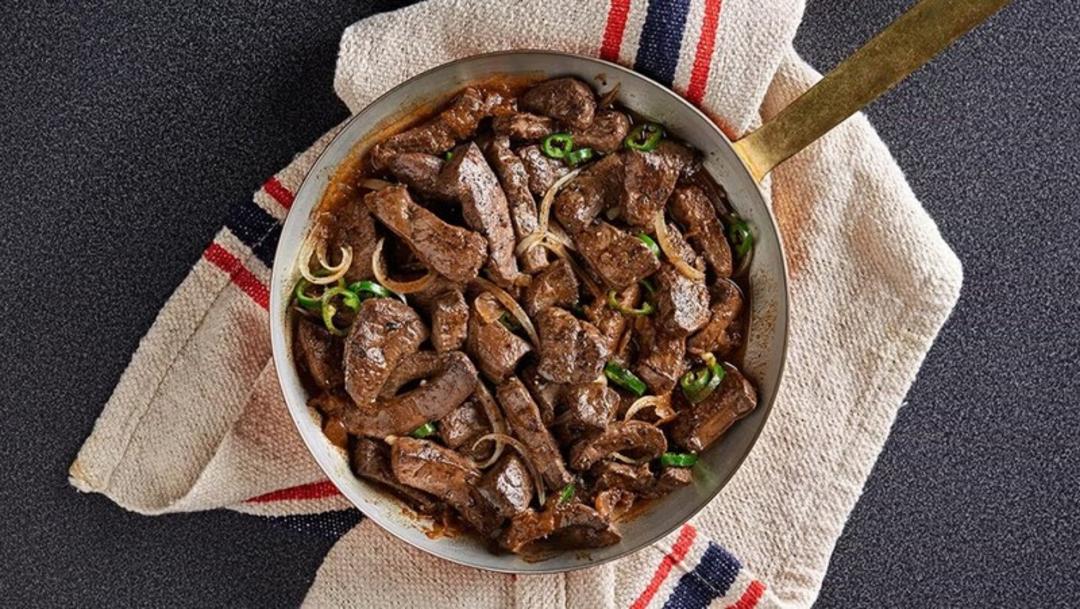 ماهیتابه جغور بغور روی دستمال سفره