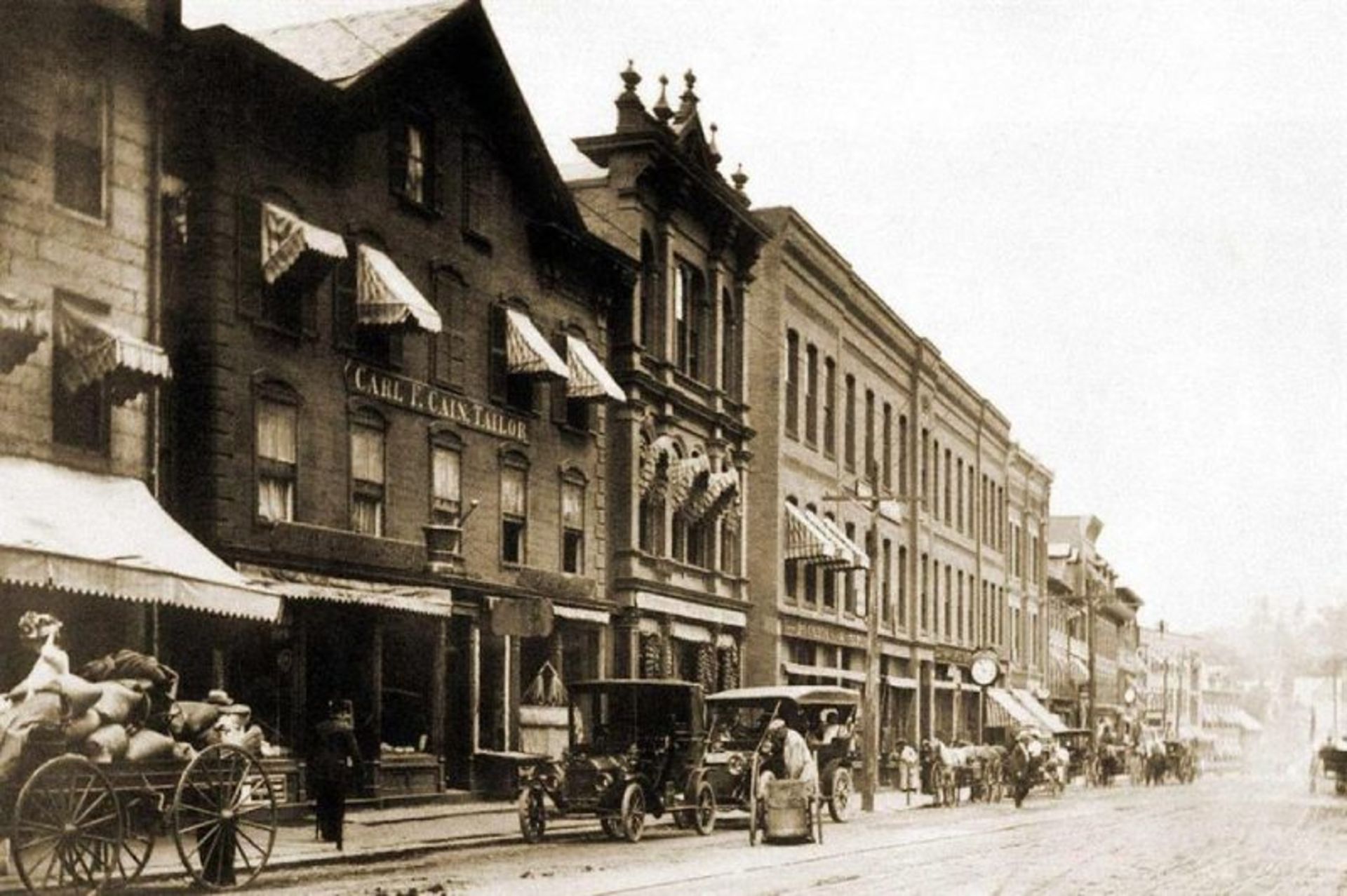 تصویر قدیمی از ساختمان ها و وسایل نقلیه در خیابان اصلی براتلبورو 