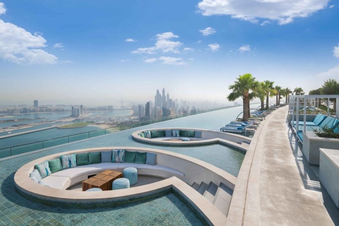 تخت های استخری در استخر روف تاپ در هتل آدرس بیچ ریزورت دبی